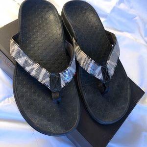 Vionic Tide size 9 black/zebra thong